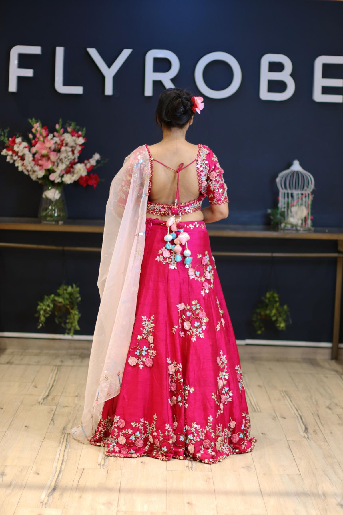 This bride wore a red bandhani dupatta with her pink Manish Malhotra lehenga  and she's just started a trend! | The Times of India